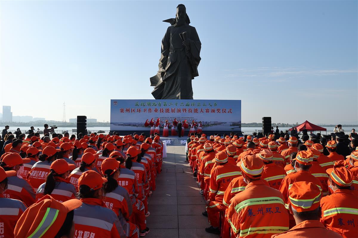 jbo竞博清理牛皮癣、垃圾分类、快速保洁湖北襄州“城市美容师”花式秀技能(图1)