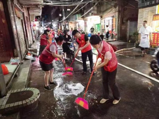 出彩在上海 初中辍学走出大山当月嫂、干保洁嫁到水乡学划桨板拿奖牌成老板！逆袭人生她全靠“划水”(图1)