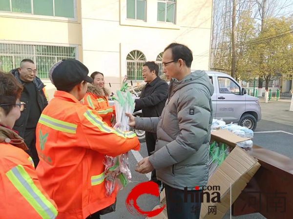 寒冬送温暖——驻马店市城乡一体化示范区刘阁街道办事处开展保洁员冬季慰问活动(图1)