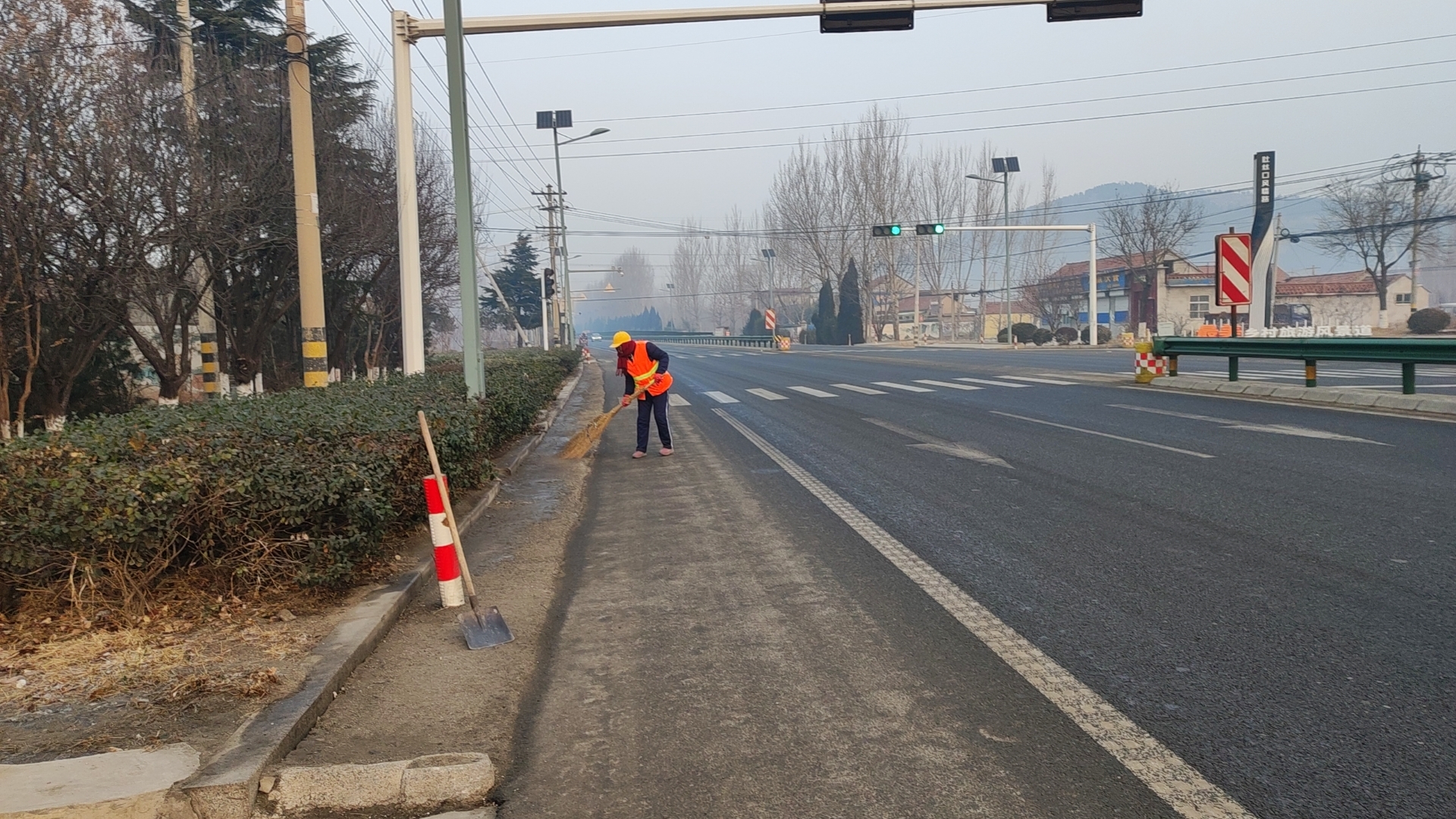 口镇街道：道路保洁精细化 jbo竞博app官网城市颜值再提升(图1)