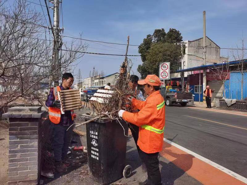 春节我在岗：云梦养护工人坚守岗位 公路保洁不停歇jbo竞博app官网(图1)