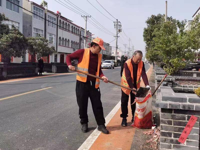 春节我在岗：云梦养护工人坚守岗位 公路保洁不停歇jbo竞博app官网(图2)