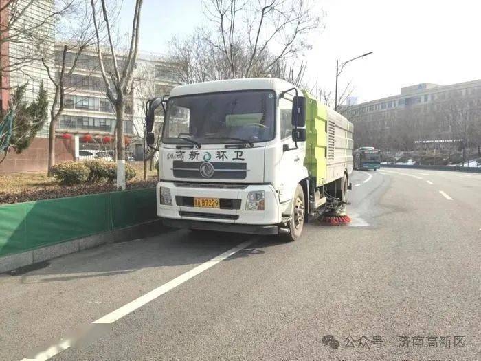 24小时坚守！每日出动保洁人员1200余人济南高新区拉满城市保障“氛围感”(图1)